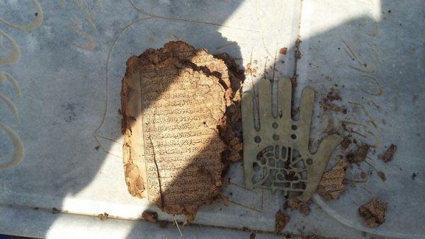 قرآن قدیمی و دست فلزی پنج‌تن آل‌عبا (ع) در روستای جابان شهرستان دماوند