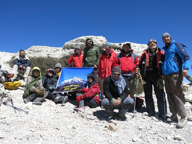 تصویر از صعود موفقیت آمیز ۲ گروه کوهنوردی به قله دماوند
