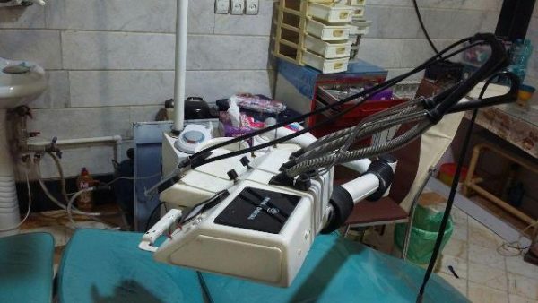 تصویر از یک واحد دندانپزشکی غیرمجاز در منطقه مهرآباد رودهن شناسایی و پلمب شد/ این دندانپزشکی در مکان غیربهداشتی مغازه فعالیت می‌کرد