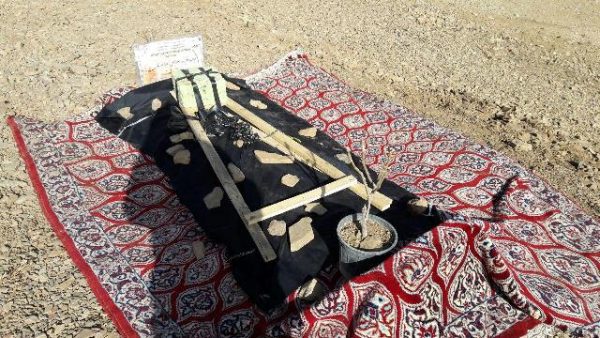 تصویر از دفن مِیِت در اراضی ملی منطقه «قلعه سنگی» دماوند توسط افراد سودجو و فرصت طلب برای تصرفات غیر قانونی/ با سودجویان برخورد قضایی خواهد شد