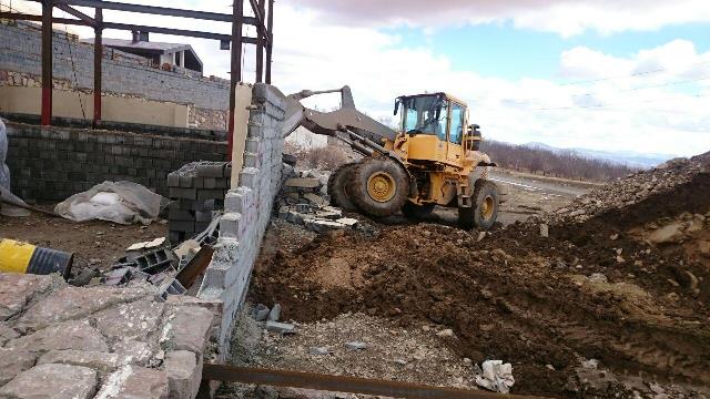 تصویر از تخریب یک فقره بنای غیرمجاز در اراضی کشاورزی روستای خسروان دماوند